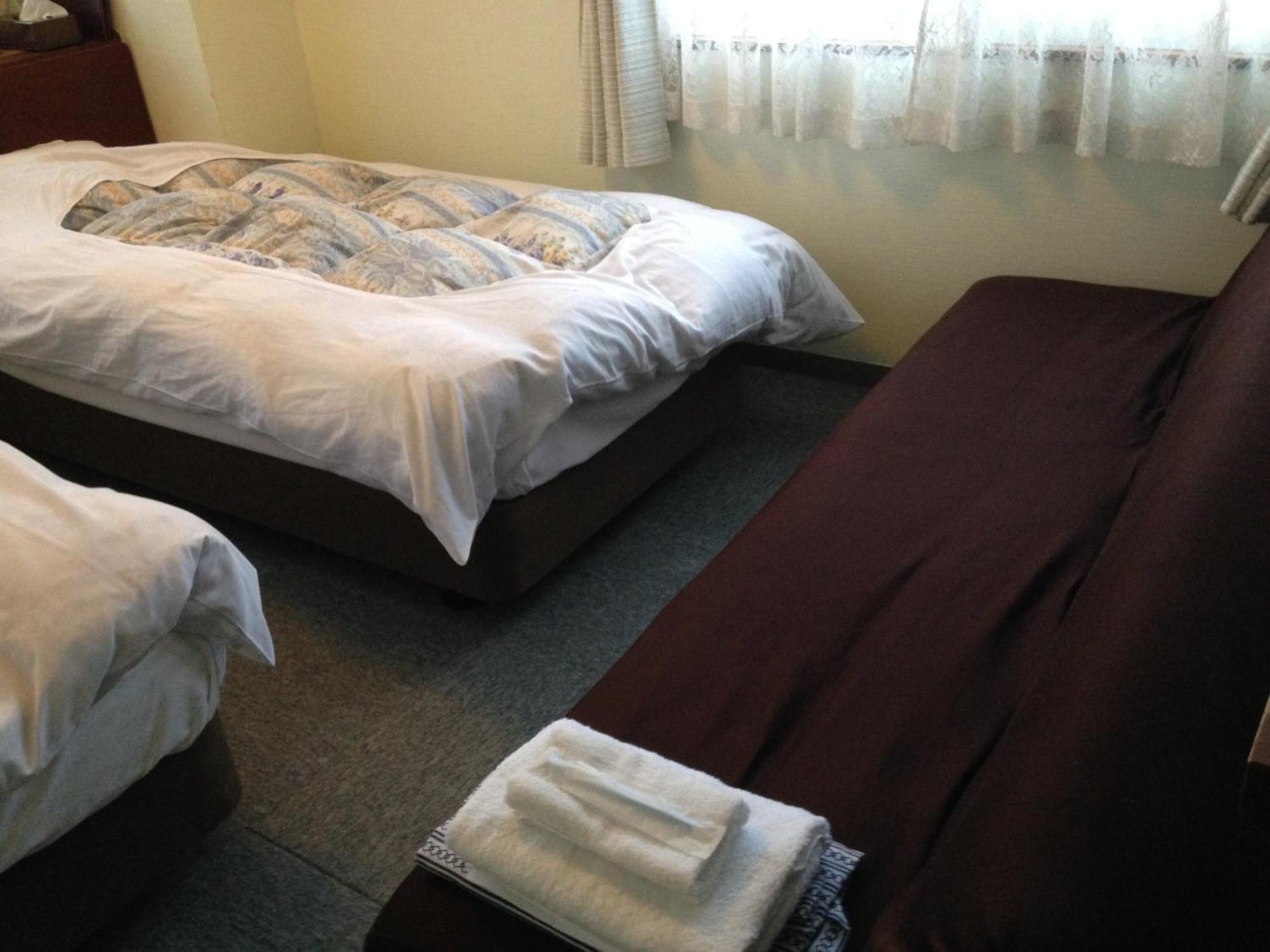 Community House Tyrolien Otel Hakuba Oda fotoğraf