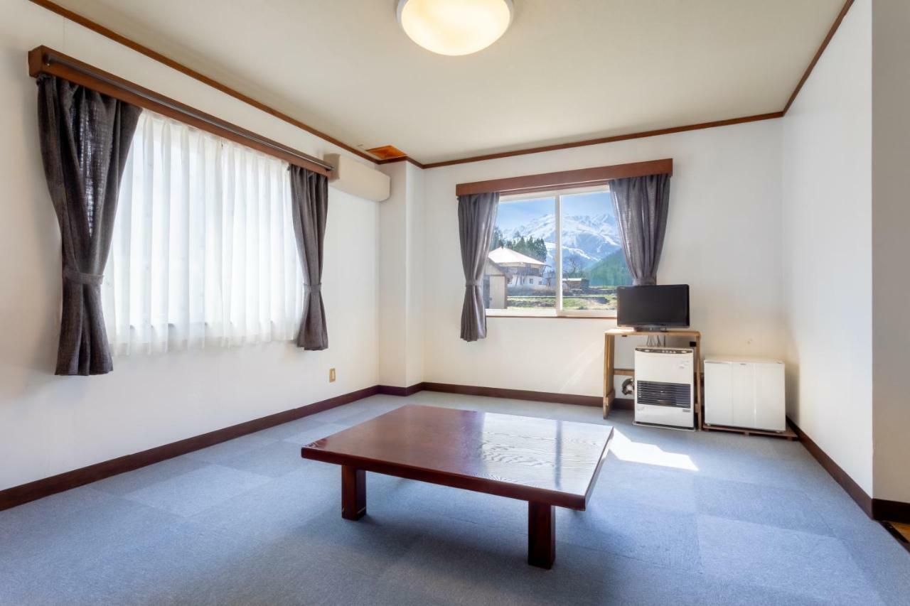 Community House Tyrolien Otel Hakuba Dış mekan fotoğraf